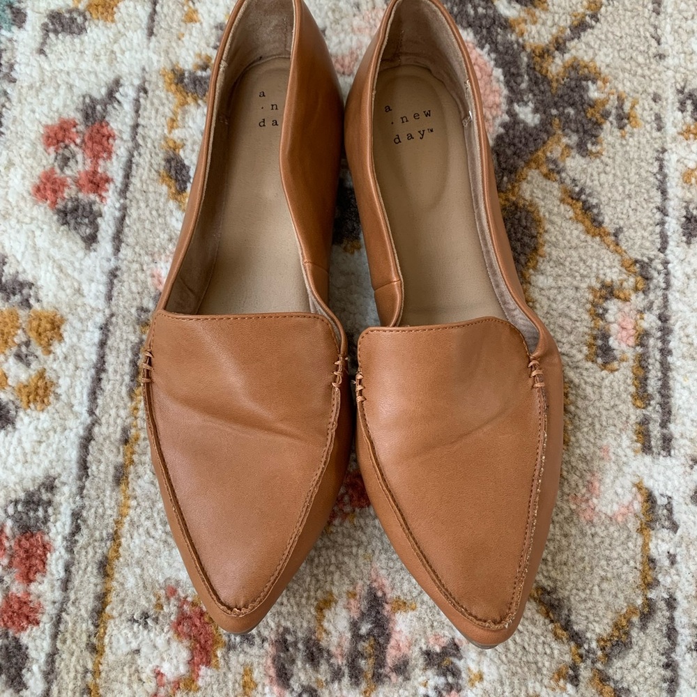 Tan/brown flat loafers. Size 8.